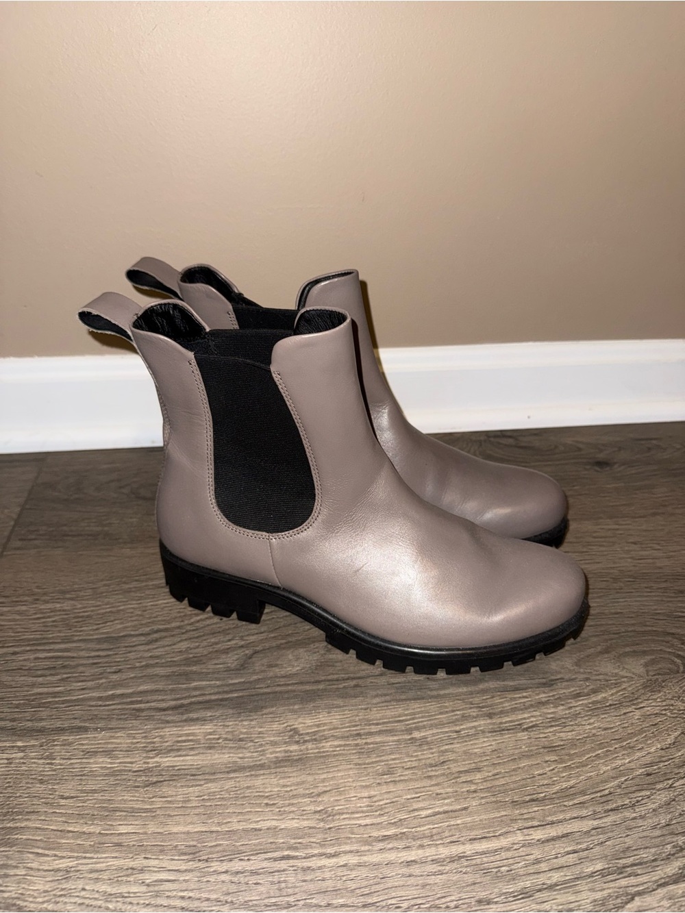 Women's ECCO Gray Leather Chelsea Boots size 40 EU (9-9.5) Brand new